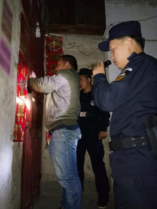 临汾粗心妈妈误将幼女锁家中 民警全城寻开锁师傅开门